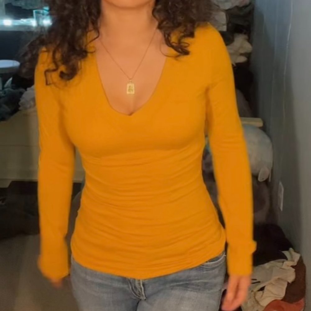 🦋 tight fit, v neck, long sleeve 🦋